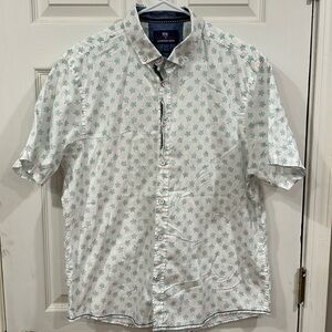 Button up collared short sleeve men’s extra large shirt w/small sea turtle print